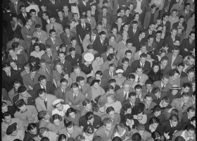 Crowd at a Benny Goodman Band concert, Oakland, California, 1940 (Source: Wikimedia Commons) Crowd at a Benny Goodman Band concert, Oakland, California, 1940 (Source: Wikimedia Commons)