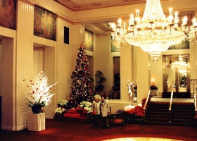 Park Avenue foyer of the Waldorf-Astoria Hotel, New York City, on Christmas Day, 1987 (Source: Wikimedia Commons) Park Avenue foyer of the Waldorf-Astoria Hotel, New York City, on Christmas Day, 1987 (Source: Wikimedia Commons)