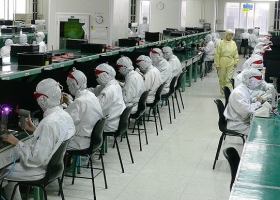 Electronics factory in Shenzhen, China, 2005 (Source: Wikimedia Commons) Electronics factory in Shenzhen, China, 2005 (Source: Wikimedia Commons)