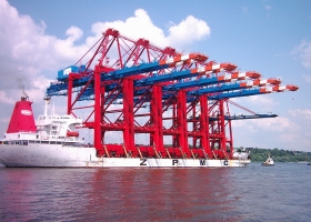 Five gantry cranes, built at ZPMC, destined for Hamburg, on the vessel Zhen Hua 20, 2007 (Source: Wikimedia Commons) Five gantry cranes, built at ZPMC, destined for Hamburg, on the vessel Zhen Hua 20, 2007 (Source: Wikimedia Commons)