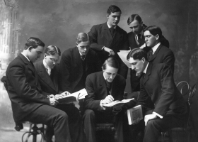 Recensio staff group portrait, Frank R. Snyder (Source: Wikimedia Commons) Recensio staff group portrait, Frank R. Snyder (Source: Wikimedia Commons)